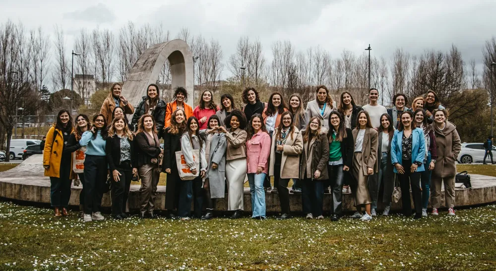 Women@Metyis group photo outdoors